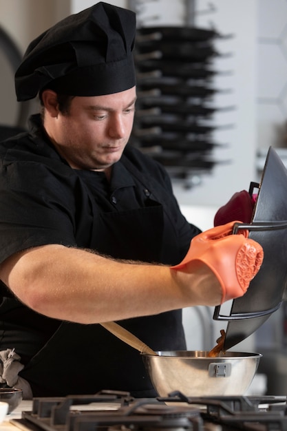 Männlicher Koch beim Küchenkochen