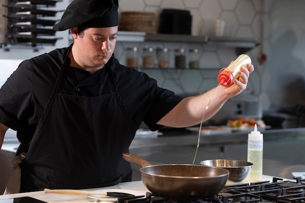 Kostenloses Foto männlicher koch beim küchenkochen