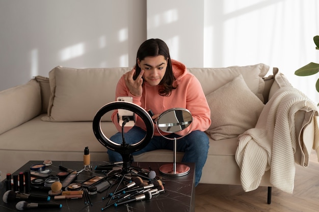 Männlicher Make-up-Künstler, der sich selbst schminkt