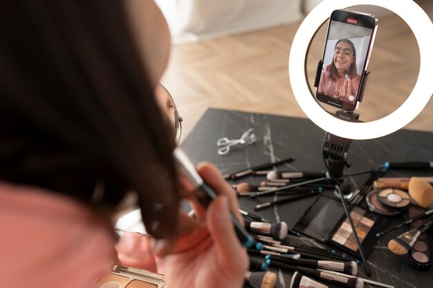 Kostenloses Foto männlicher make-up-künstler, der sich selbst schminkt
