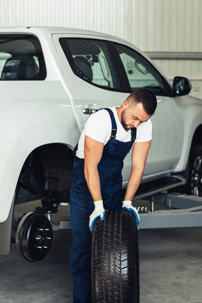 Kostenloses Foto männlicher mechaniker des vorderansichtautoservices