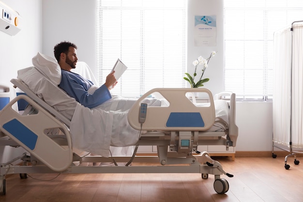 Männlicher patient im bett im krankenhaus