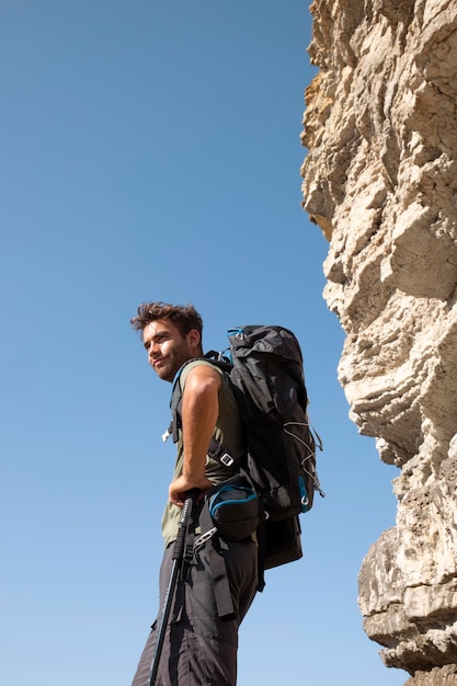 Kostenloses Foto männlicher reisender, der bereit ist, bei tageslicht zu wandern