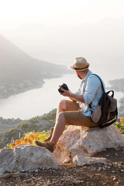 Männlicher Reisender in Montenegro im Freien