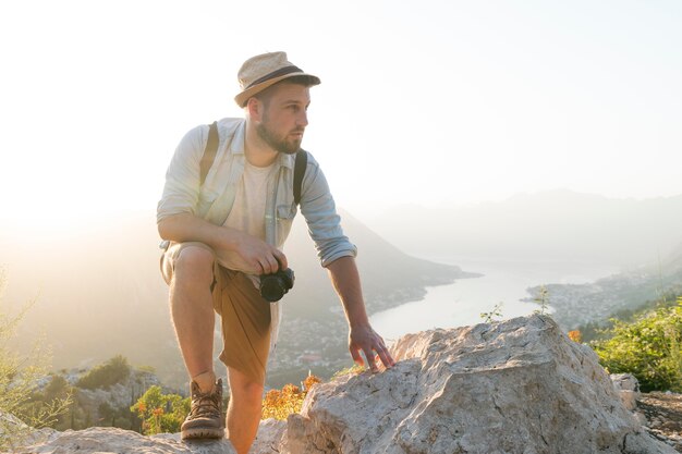 Männlicher Reisender in Montenegro im Freien