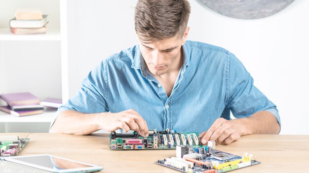 Männlicher Reparatur IT-Techniker, der das Motherboard aufrüstet