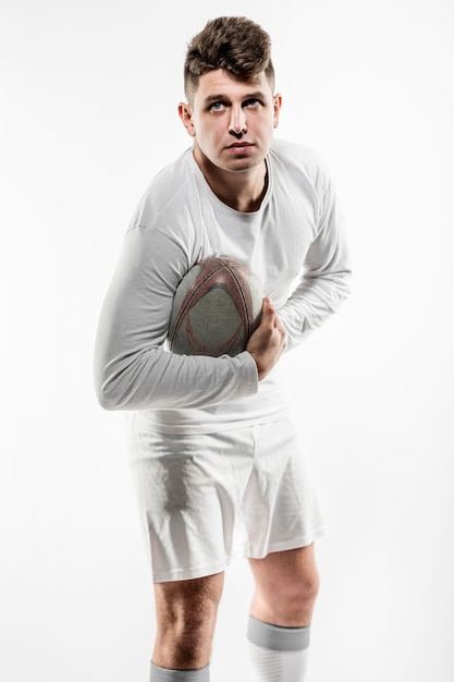 Männlicher Rugbyspieler, der mit Ball aufwirft