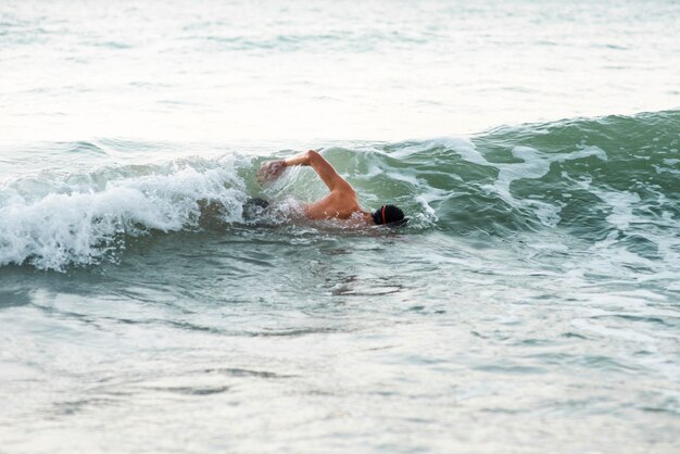 Männlicher Schwimmer, der im Ozean schwimmt