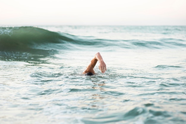 Männlicher schwimmer, der im ozean schwimmt