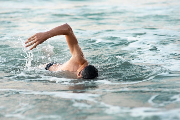 Männlicher Schwimmer, der im Ozean schwimmt