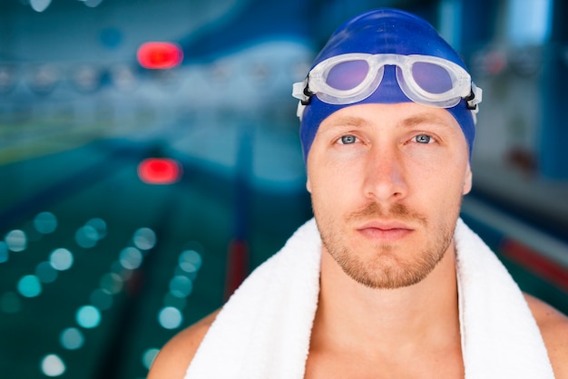 Kostenloses Foto männlicher schwimmer der vorderansicht mit schutzbrillen