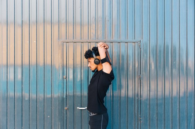 Männlicher Sportler, der vor der Ausbildung aufwärmt