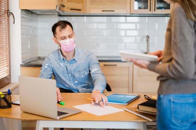 Männlicher Student, der zu Hause unterrichtet wird