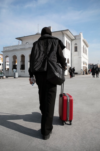Männlicher Tourist mit Gepäck