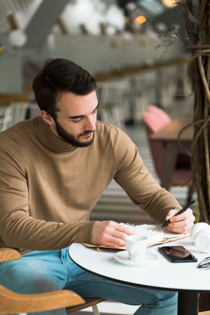 Männlicher Unternehmer mit hohem Winkel arbeiten