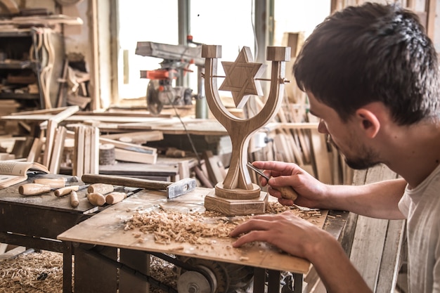 männlicher Zimmermann, der mit einem Holzprodukt arbeitet, Handwerkzeuge