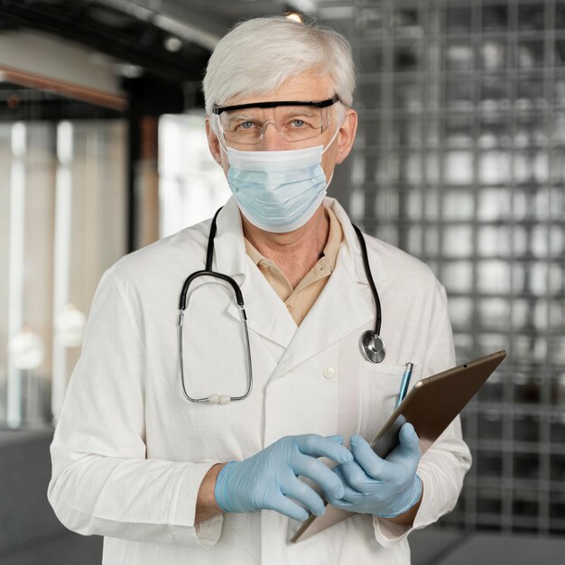 Männliches Arztporträt mit medizinischer Maske