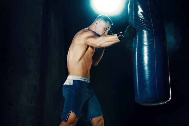 Männliches Boxerboxen im Boxsack