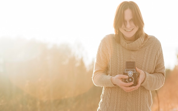 Kostenloses Foto männliches modell mit einer retro-kamera