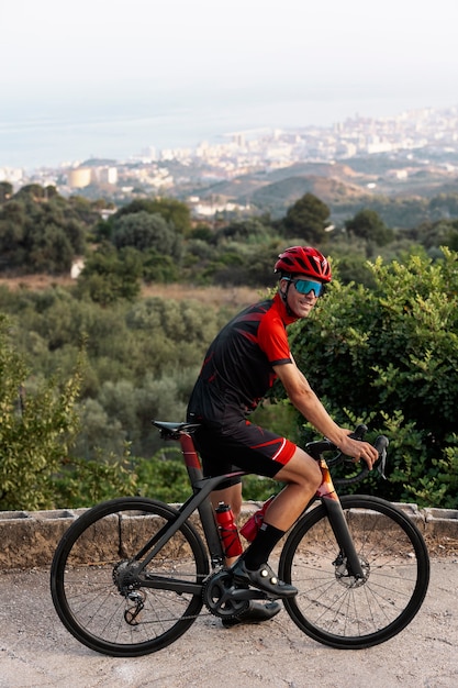 Männliches Radfahrertraining mit dem Fahrrad im Freien