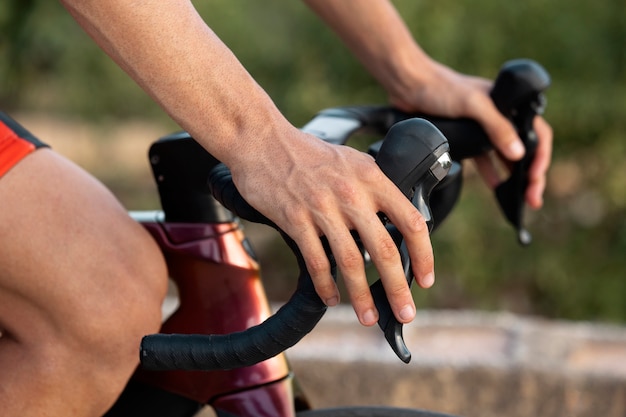 Männliches Radfahrertraining mit dem Fahrrad im Freien