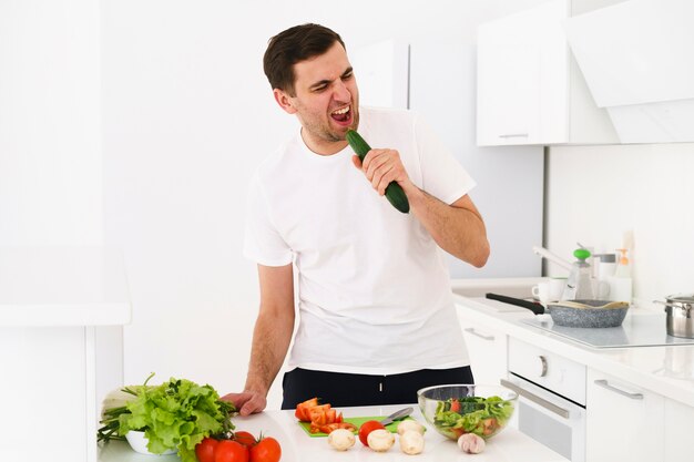 Männliches Singen beim Kochen