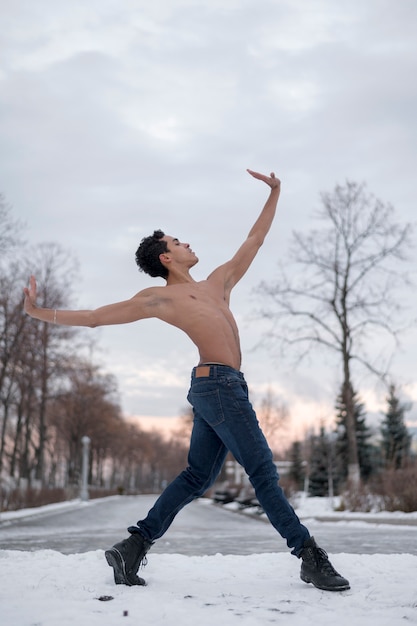 Männliches Tanzenballett des niedrigen Winkels im Freien