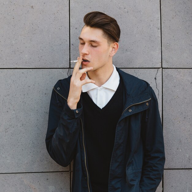Männliches vorbildliches Rauchen des Modehippies