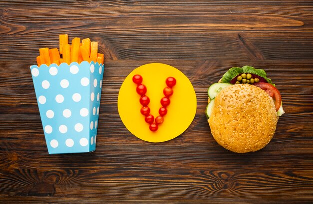 Mahlzeit des strengen Vegetariers auf hölzernem Hintergrund