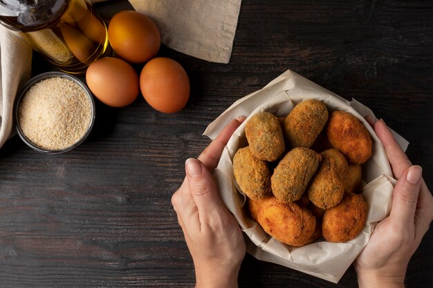 Mahlzeit mit Kroketten und Eiern