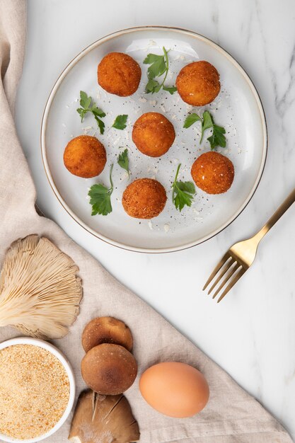 Mahlzeit mit Kroketten und Petersilie mit Pilzen und Ei