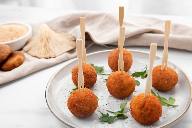 Mahlzeit mit Kroketten und Petersilie