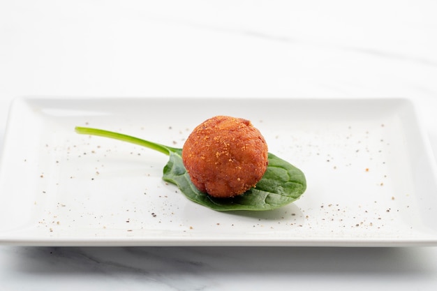 Kostenloses Foto mahlzeit mit kroketten und spinat