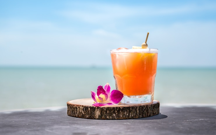 Kostenlose Foto mai tai trinken an der strandbar. nahaufnahme von alkoholischen getränk.