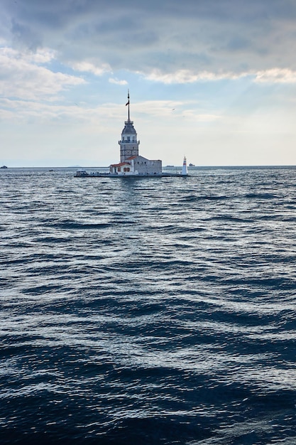 Maiden Tower in Istanbul Türkei mit grauen Wolken am Himmel