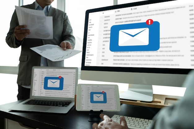 Mail-kommunikation verbindungsnachricht an mailing-kontakte telefon global letters concept
