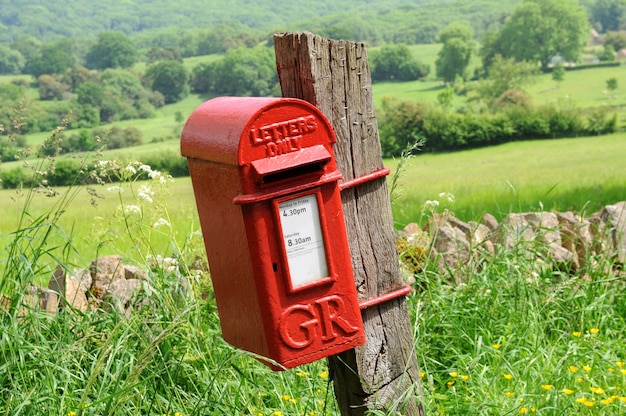 Kostenloses Foto mailbox in der englischen landschaft von cotswolds