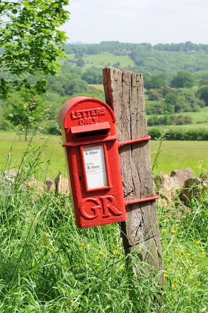 Mailbox in der englischen Landschaft von Cotswolds