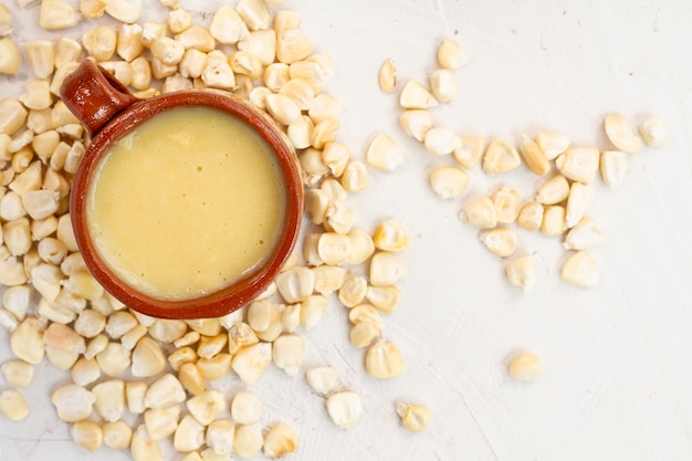 Kostenloses Foto maisbechersuppe mit maiskörnern