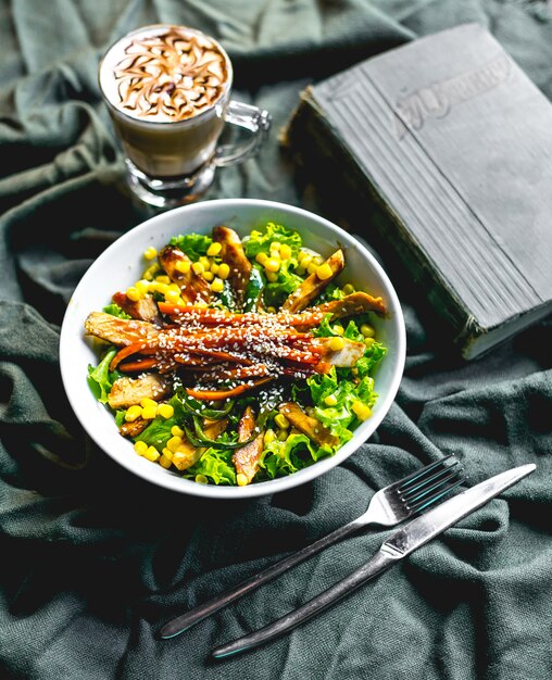 Maissalat Hühnersalat Pfeffer Sesam Seitenansicht