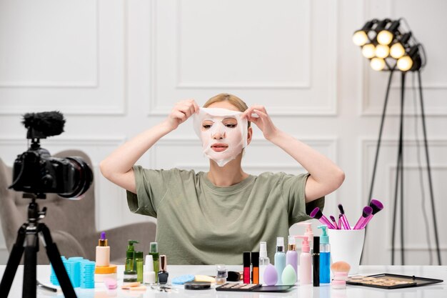 Make-up-Blogger, der Make-up-Tutorial auf der Kamera aufzeichnet, junges süßes hübsches Mädchen, das Gesicht putzt