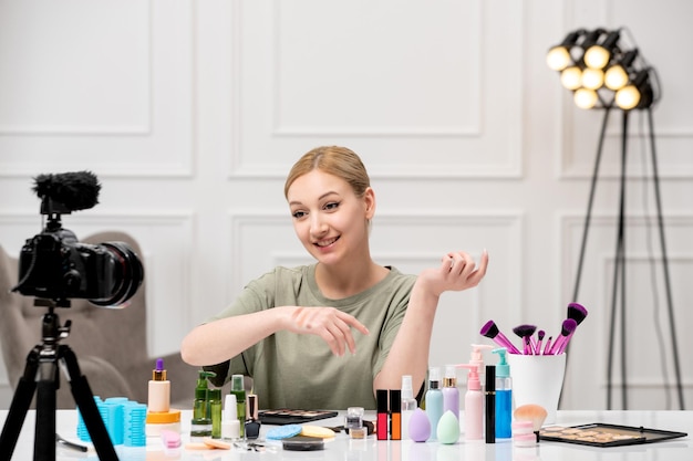 Make-up-blogger erstellt make-up-tutorial-vlog vor der kamera, junges süßes hübsches mädchen, das lippenstifte testet