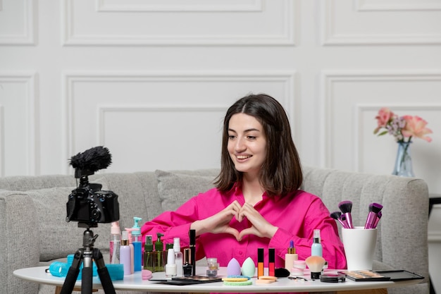 Make-up-Blogger schöne niedliche Brünette junges Mädchen Aufnahme Blog auf der Kamera senden Liebe