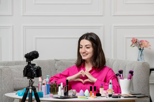 Make-up-Blogger schöne niedliche Brünette junges Mädchen Aufnahme Blog auf der Kamera senden Liebe