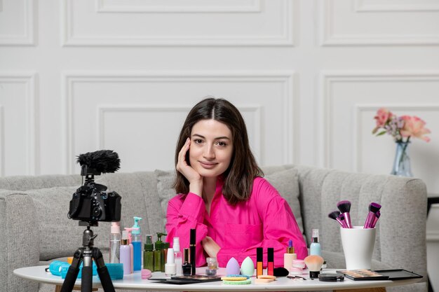 Make-up Blogger ziemlich niedlich Brünette junges Mädchen Aufnahme Blog auf Kamera lächelnd