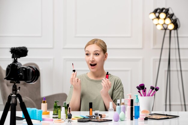 Make-up-Bloggerin, süßes hübsches junges Mädchen, das Make-up-Tutorial vor der Kamera aufnimmt, aufgeregt