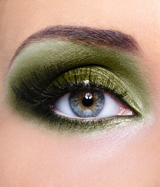 Make-up des Frauenauges mit Khaki-Lidschatten