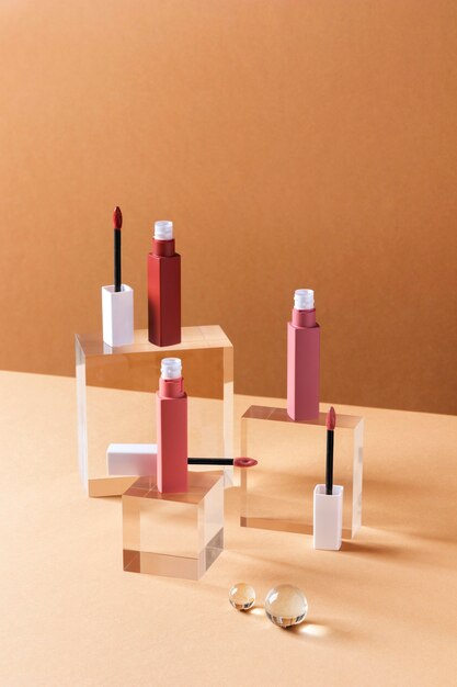 Make-up-Konzept mit Lippenstiften hoher Winkel