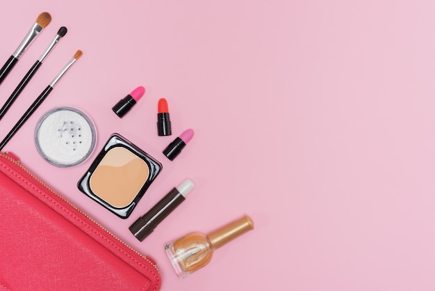 Make-up Kosmetik-Palette und Pinsel auf rosa Hintergrund flach liegen