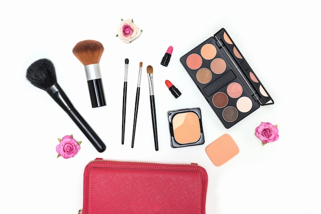 Make-up Kosmetik-Palette und Pinsel auf weißem Hintergrund